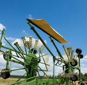 A traktor vezetőüléséből: A bal oldali rotor rendelkezik egy terményterelő beállító rendszerrel, ami a terelőt alsó szállítási helyzetbe