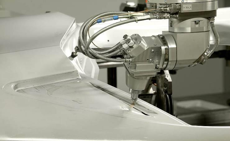 Berendezések / technológiák: 3D lézeres vágóberendezés Automatizált szegecselő cella Table top és görgős