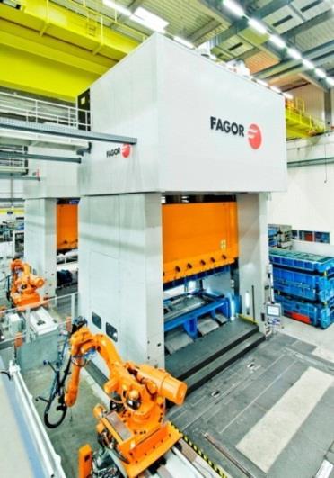 32 Exkluzívszéria szegmens Alkatrészgyártás Prések G/AU-41 Három Dieffenbacher hidraulikus nagyprés 1x 25.000 kn préselési erő 2x 16.000 kn préselési erő 5.000 x 2.