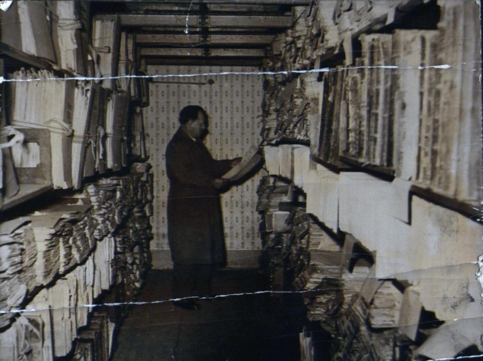 A Hajdú-Bihar Megyei Levéltár Évkönyve XXXIV. sul az 1954. évi racionalizálás következtében a levéltári dolgozók számát nyolcról hatra csökkentették.