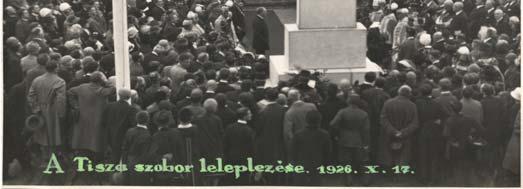 leleplezett szobra és az ünneplő közönség.