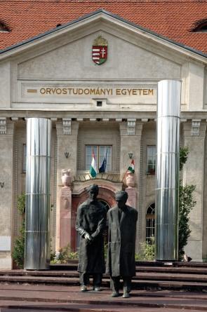 Kanyuk Petra: Hányattatott szoborsors A debreceni Tisza-szobor története 15. sz. melléklet Varga Imre Professzorok című alkotása a Tisza-szobor egykori helyén.