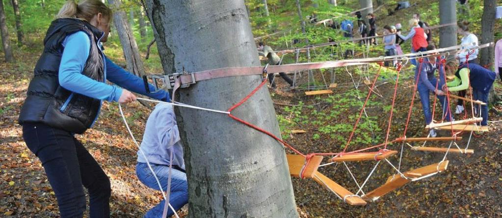 Később maga is létrehozott ilyeneket: több egymás mellé fektetett fatörzs összekötéséből és lefedéséből vagy kőlapokból keletkeztek a gerendahidak ősei, a liánok vagy bambuszrostok összefonásával