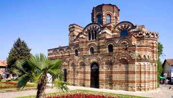 csodálhatjuk meg. Várnai városnézésünket az 1880-1886 között, neobizánci stílusban épült, sokkupolás katedrális megtekintésével kezdjük, majd a Delfinárium kb.