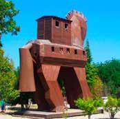az Égei-tenger partján. A várost a legendák szerint a iónok alapították, i. e. IX. században. Megcsodálhatjuk Artemis templomának romjait.