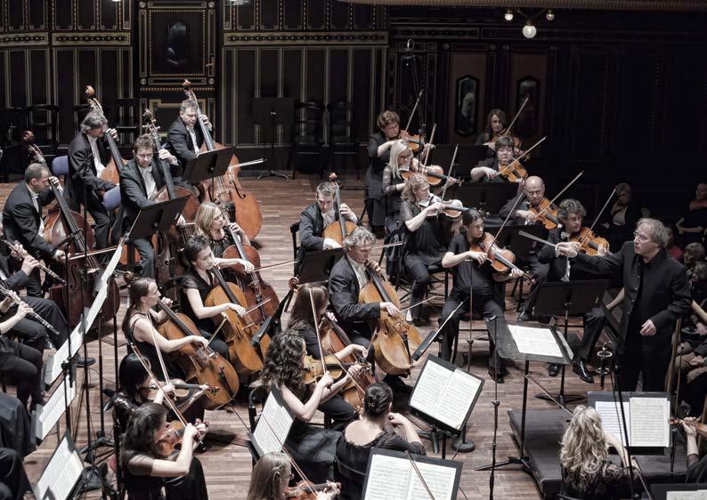 A 3. szimfónia (bemutató: 1805) formájában még hű a klasszikus hagyományokhoz (szonátaformájú nyitó Allegro con brio, középrészes Adagio assai (amely műfaját tekintve Marcia funebre, azaz