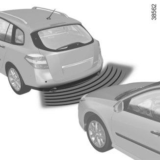 PARKOLÁST SEGÍTŐ RENDSZER (1/4) A berendezés működési elve Az ultrahang-érzékelők, amelyek változattól függően a gépkocsi első és/vagy hátsó lökhárítójában helyezkednek el, a közlekedési manőver