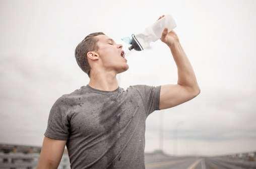 A megfelelő hidratálás nem csak az edzéseid alapfeltétele, hanem egészségügyi kockázata is lehet, ha elhanyagolod.