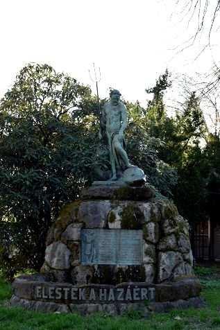 2. Vízellátás a nagy háború és a világháborút követő forradalmak éveiben; Kajlinger Mihály (1860-1924) szerepe A Vízművektől behívott, csatákban elesettek emlékműve a Káposztásmegyeri Főtelep