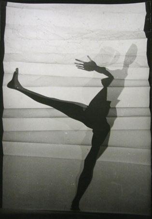 Ficzek Ferenc Cím nélkül (Figuravetítés hajtogatott felületre), 1977 körül 29,6 20,9 cm