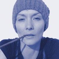 A mára közepes méretűre nőtt szabóságban 12 kreatív fej építi és öltözteti a kanapékat a divat és a művészetek által inspirálva, felhasználva a több évtizedes múltra visszatekintő ismereteket,