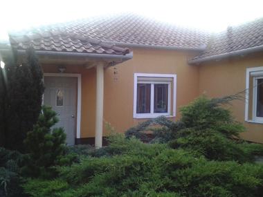 06(70)206-5586, 06(70)409-8943 Siófok Szabadi-sóstón, 400 m-re a parttól eladó 500 m²-es telken 50 m²-es nyaraló. Irányár: 11 MFt.