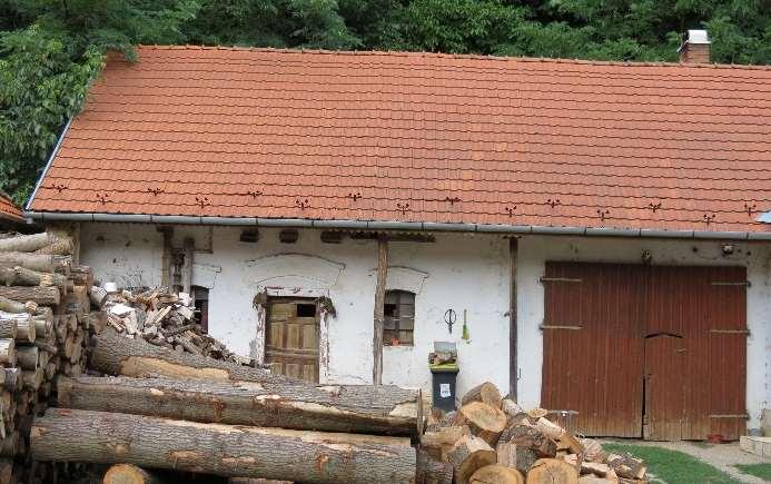 Értéket jelent a téglából kirakott íves szemöldökpárkány, az oszlopokon támaszkodó tetőeresz. BÁTAAPÁTI, Fő utca 4. Helyrajzi szám 214.