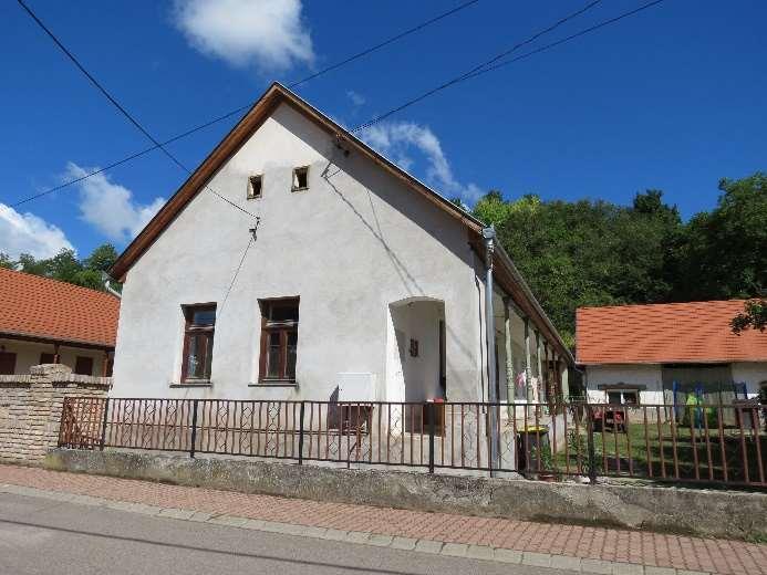 épület tömege, homlokzatainak megjelenése, tornáca, osztott ablakai BÁTAAPÁTI, Kossuth L. utca 1. Helyrajzi szám 155. Előkertes, utcára merőleges nyeregtetős lakóépület.