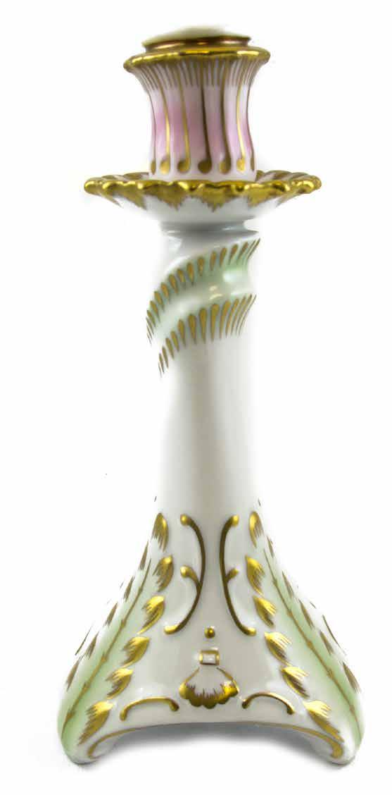 124. tétel BONBONIER Hollóházi porcelán. Nagyméretű, kerek forma, kézzel festett madár és faág dekorral, plasztikus rózsás fogóval ( egyik rózsán apró sérülés ).