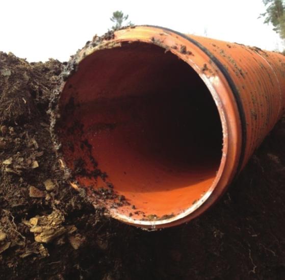4.9.2. ábra: Átm. 160 mm-es szerkezeti falú, kiásott PP cső, Surnadal. Cső kód: N2 4.9.3. ábra: Átm. 110 mm-es tömör falú, kiásott PP cső Norvégia, Vanvikan.