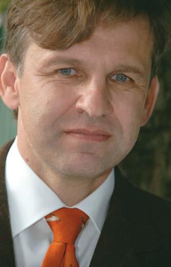 graduális képzésen végezte tanulmányait, ahol külkereskedelmi szakmérnöki diplomát szerzett.