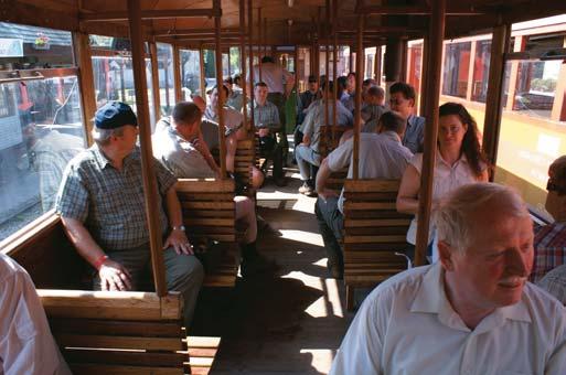 Standovár Tibor egyetemi docens (ELTE) Ruff János erdészetvezetõ Százhúsz résztvevõ kelt útra a buszokkal Homoki-Nagy István, Dévai Levente és Locskai Milán kerületvezetõ erdészek vezetésével a