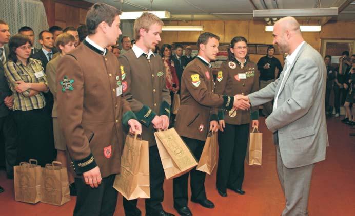 Nemzetközi erdészdiákverseny Csapatunk 2009. április 13 és 18 között a Csehországban megrendezett Forestry Versatility elnevezésû erdészdiák-versenyen vett részt. A csapatot Vígh Andrea Márta (IV.
