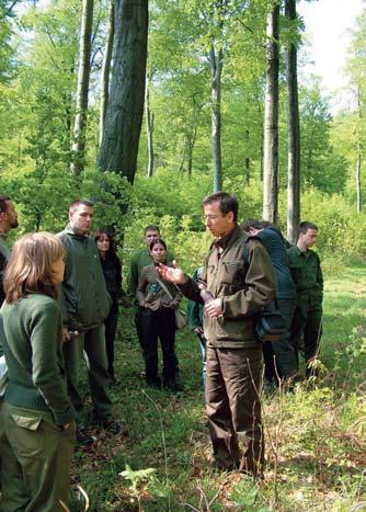 A tanfolyam anyagi hátterét az Földmûvelésügyi és Vidékfejlesztési Minisztérium Az erdõk közjóléti célú védelmét és bõvítését szolgáló feladatok ellátásának csekély összegû (de minimis) támogatásáról