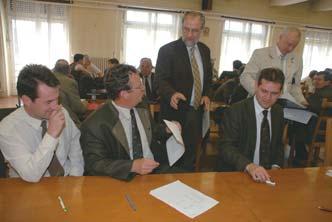 Köszönetet mondott a pénzügyi tervek megvalósításában közremûködõknek, kiemelve a Titkárság szerepét. Dr. Pethõ József a 2009.