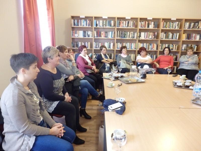 A tizenkét hölgyből álló csoportot Köcse Tibor polgármester fogadta az IKSZT könyvtár termében, ahol megtekintették a településről szóló kisfilmet.