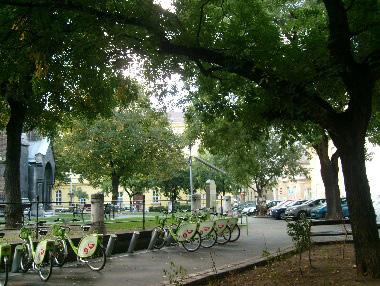 mérőpontra (Boráros tér épületekkel körülvett mesterséges burkolatú) meghatározott hősziget-intenzitások ( C) és relatív nedvesség-különbség (%) értékek napi menete, 2016.07.03-06. időszakban.
