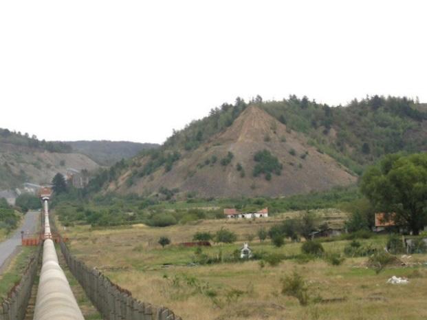 3.4. Tereprendezési javaslatok és megvalósításuk A szintvonalas tereprendezési terven 1 méteres szintvonalakkal ábrázoltuk a tervezett felszínt. A tereprendezés két szakaszból állt. 1. Durva tereprendezés nagy bányagépekkel a felszínformák és a teraszok kialakítása érdekében.