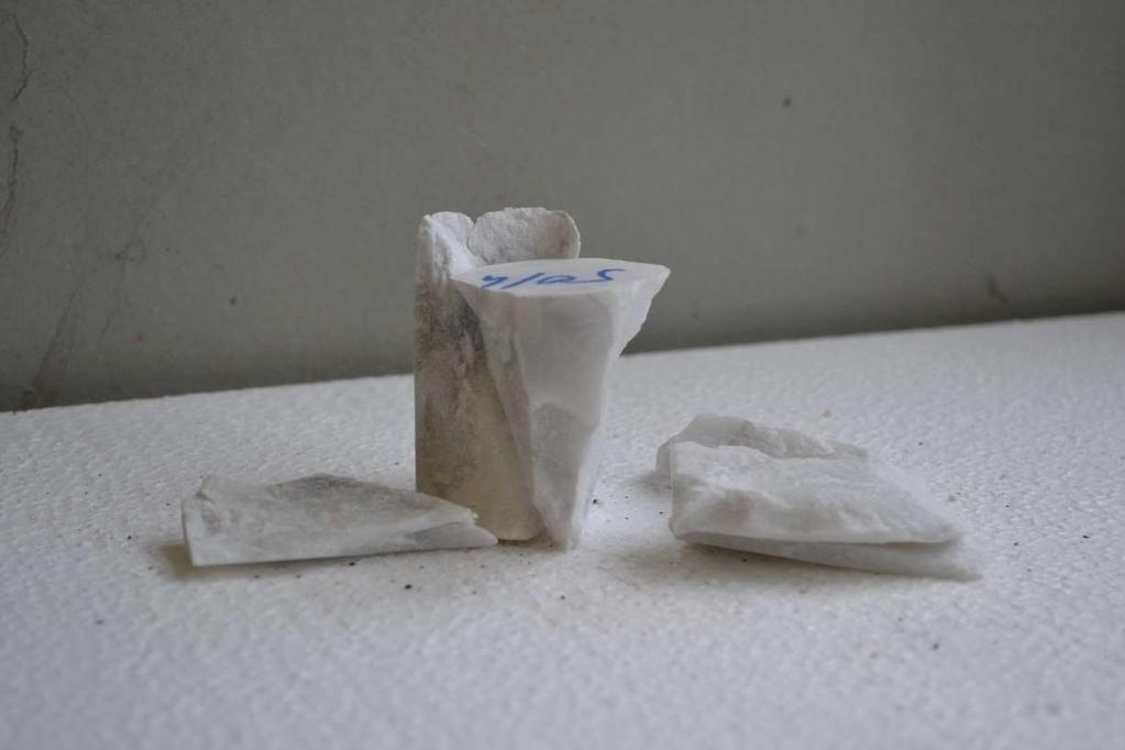 Továbbá a márványt nagyrészt alkotó kalcium-karbonát kristályok homogénebb szerkezete miatt ugyanolyan időtartam alatt, nagyobb mértékben