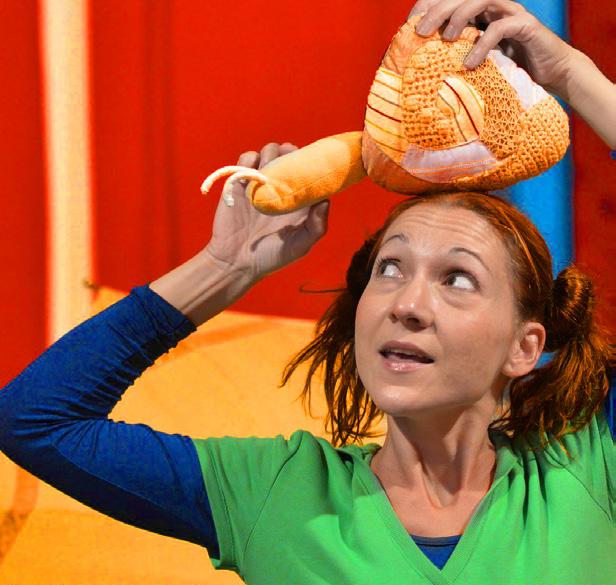 Ott, ahol senki sincs, nem is mozdul a kilincs, pici titkunk zeneszóval nyílik. Ötlet: Krucsó Júlia Rita Látvány: Emőd Kriszta Mozgás: Juhász Anikó Zene: Kormos Z.
