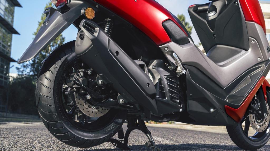 NMAX 155 EU4 megfelelőséggel rendelkező, folyadékhűtéses 155 ccm-es motorblokk Az NMAX 155 EU4 szabályozásnak megfelelő motorblokkját a Yamaha Blue Core technológiájának felhasználásával