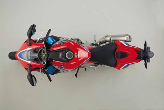között. A Fireblade SP2 szelepeinek szögét éppúgy a végsőkig optimalizáltuk, mint az égéstér formáját.