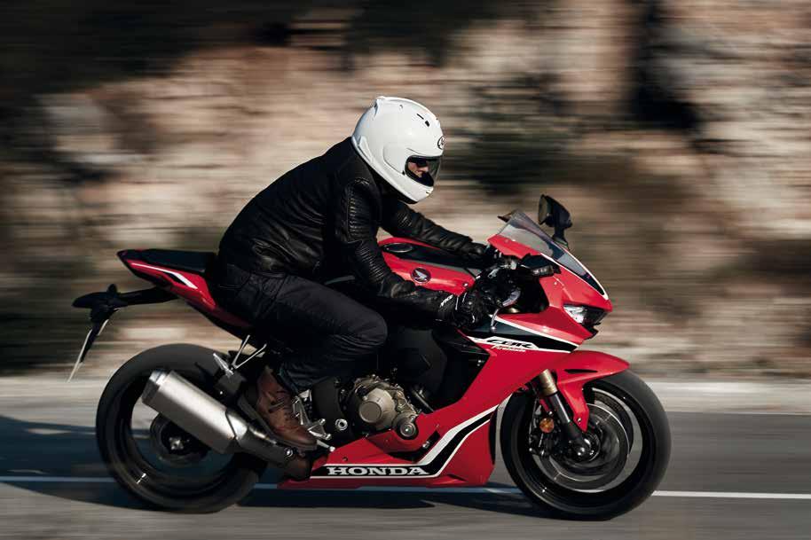 07 08 cbr1000rr fireblade A TOTAL CONTROL FILOZÓFIA ÚJ SZINTJE Bár az elmúlt 25 évben sok-sok változtatáson és modellfrissítésen