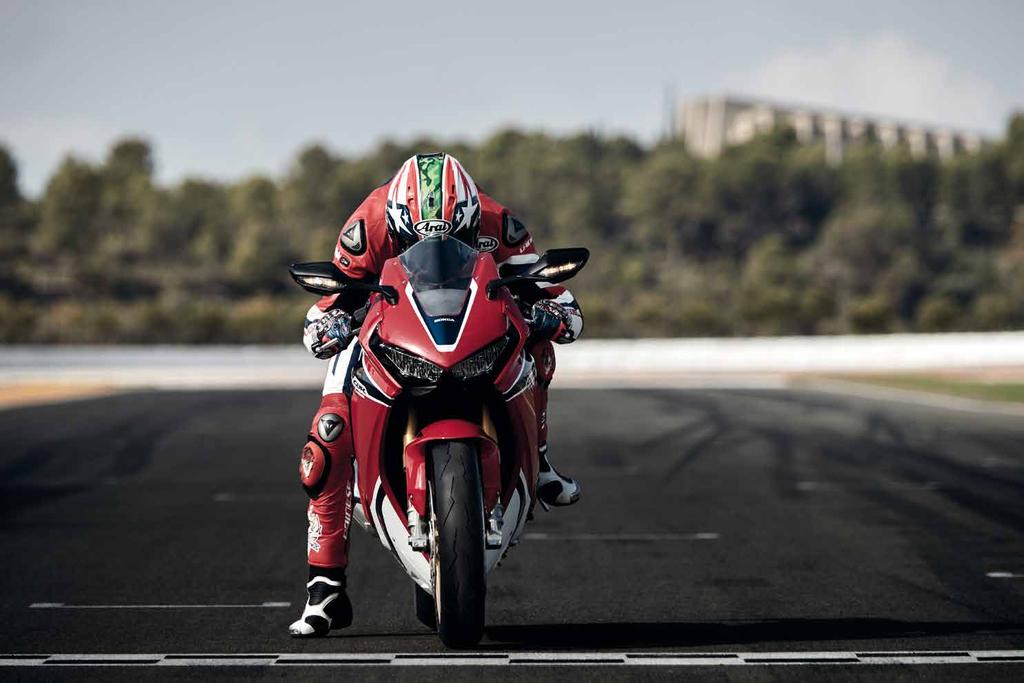 15 16 HONDA-TECHNOLÓGIA A Honda számos innovatív műszaki megoldást fejlesztett ki motorkerékpárjaihoz, amelyekkel a lehető legtöbbet kívánja nyújtani Önnek és környezetének.