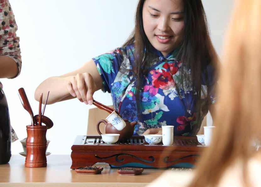 该校许多教师表示希望学习汉语, 一名特意从外地赶来的法国学生家长高兴地说, 自己的孩子十分喜欢汉语和中国文化, 经常自学汉字 据了解, 这是该教学点成立四年以来, 举办的第二次 中国日 活动 ; 在该校执教的徐荟尧老师精心设计了活动形式, 黎敏院长对活动内容的选择进行了指导 Az Iparművészeti Múzeumban zajló programsorozatunk