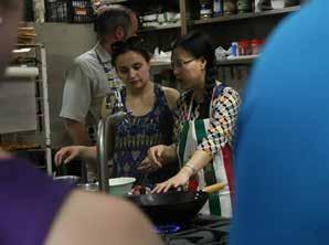 罗兰大学孔子学院的女学生李莉演讲的题目是 火辣的重庆 大家都知道重庆是一个非常火辣的城市, 那火辣的气候啊, 让非洲同学都受不了, 哭着喊着要回非洲 虽然重庆的气候让人受不了, 但李莉话锋一转列举了重庆的美食 名胜古迹和自然环境后总结道 : 所以,