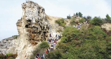 8. Róka-hegy Geológiai szelvények, meredek sziklafalak, bizarr sziklaalakzatok, védett és ritka növényfajok, csodás panoráma Szentendrétől Óbudáig és a Gellérthegytől a Kevélyekig: ezekkel