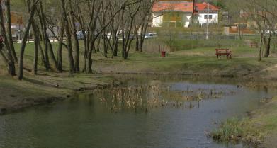 9. Gõtés-tó közpark AGőtés-tó és tágabb környezete eredetileg az Ős-Duna vízfolyása mellett feküdt, majd vizenyős rét volt melyet a réteg- és talajvízből fakadó Róka-forrás, más néven Béka-forrás