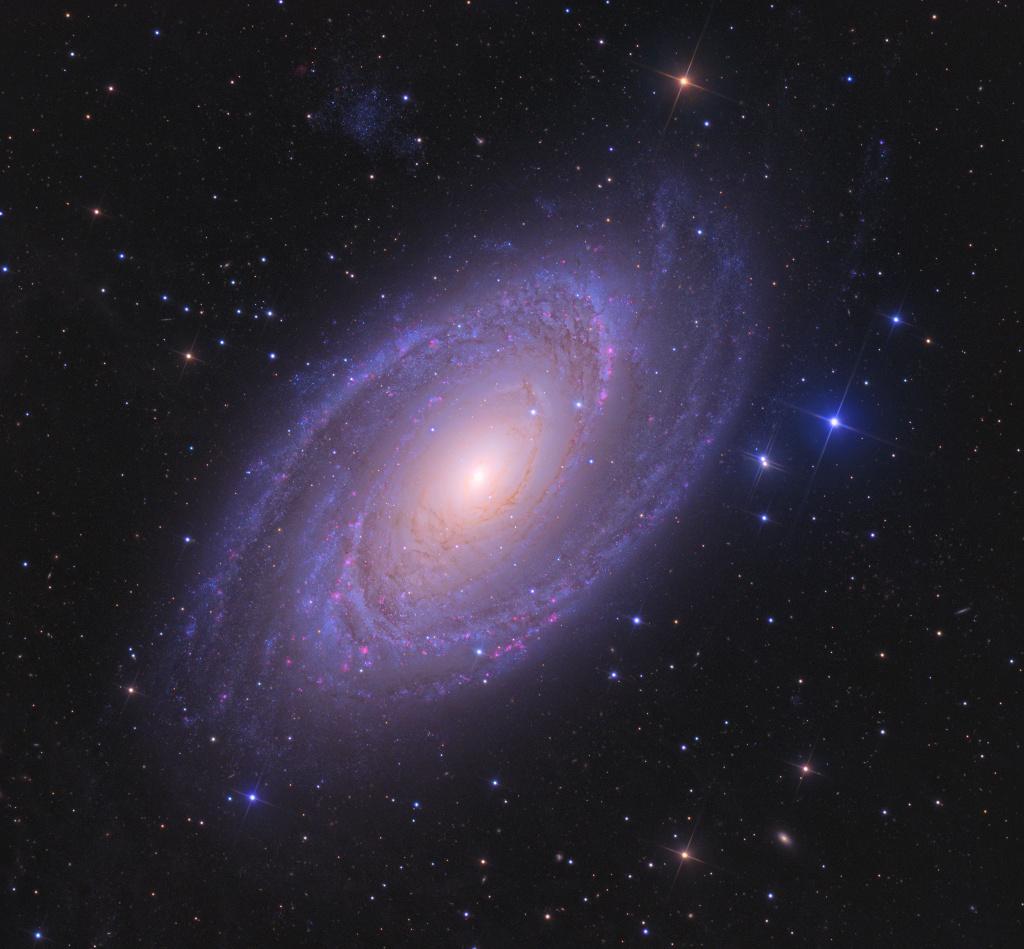 Egy szép spirálgalaxis, az M81, amely a Nagy Göncöl csillagképben látató. A szerkezete a Galaxishoz hasonló. (Forrás: Ken Crawford, APOD.) Több elmélet is született a magyarázatra.