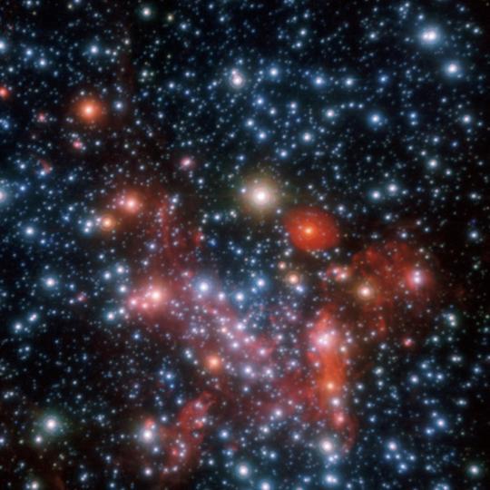 Csillagrendszerünk magja a Sagittarius (Nyilas) csillagképben van. Optikai tartományban itt találjuk a legsűrűbb gáz- és porfelhőket (ásd egy korábbi képen), ezért nem tudunk bepillantani a belsejébe.