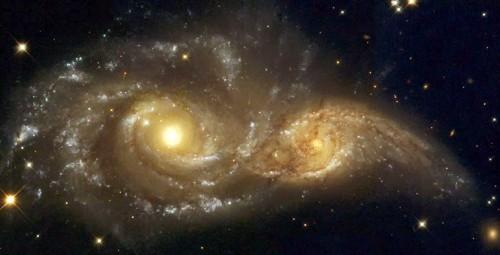 Kölcsönható galaxisok Sok ütköző, kölcsönható galaxist figyelünk meg
