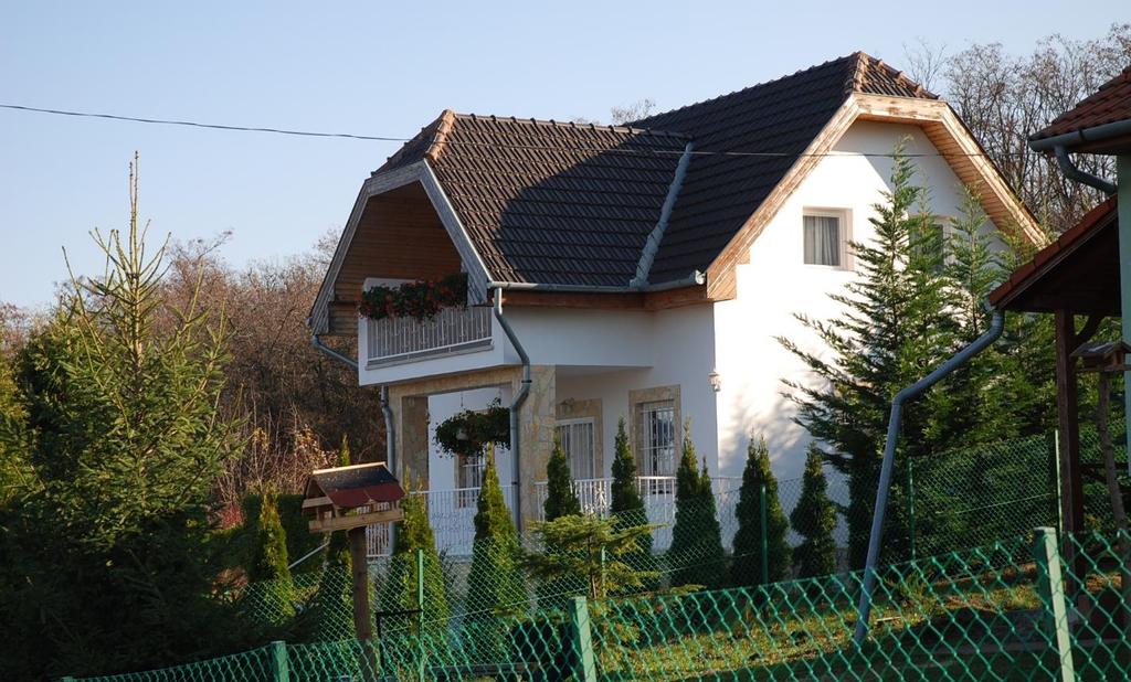A sajátos épületek kialakítása is mutatja, hogy az üdülőterület