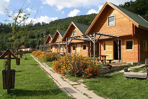 komfortú apartmanokkal, sportpályákkal és medencével.