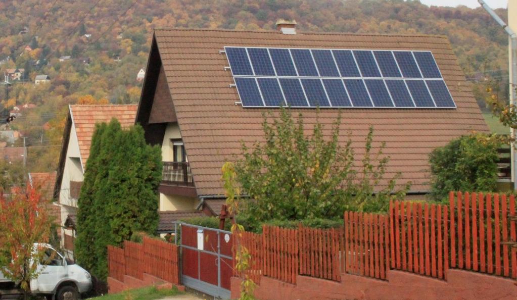 napkollektor, antenna, épített kémények) az utcai homlokzatról nem