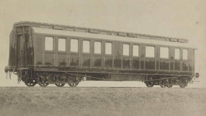 1894-ben egy MÁV előterjesztés indította el a később millenniumi vonat néven ismert, új magyar udvari vonat építését.
