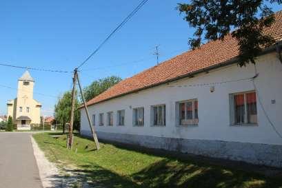 nyeregtetős kialakítás, a fehérre meszelt falak és az udvari tornác. Ezek az udvari tornácok esetenként utcai homlokzatra is átfordultak.