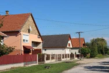 felületei és a telkek előkertjei nagyobb részben - gazdag növényzettel