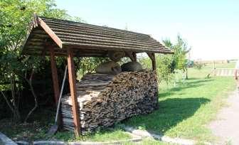 látható magasles, a Nyugati főcsatorna zsilipe és gátőrházai.
