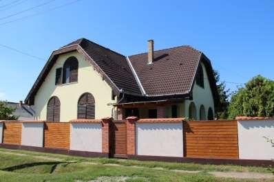 A főépületek telepítése utcára merőleges hossztengelyű, nyeregtetős épületek, melyek oromfallal, vagy kotyolt oromfallal
