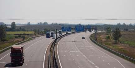 lévő tíz cselédházzal, a csárdaépület melletti gémeskúttal és a 35-ös út ma is meglévő kanyarjával.